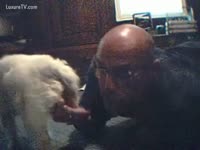 [ Animal Sex Movie ] Bald chap gives oral job sex to dog